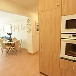 Paradise Luxurious Flat, Free Parking, 3 Double Rooms, Terrace, Jacuzzi, Fully Renovated