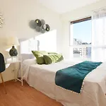 Paradise Luxurious Flat, Free Parking, 3 Double Rooms, Terrace, Jacuzzi, Fully Renovated