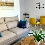New Gorgeous Central Apartment - Beachfront - 3 Bd
