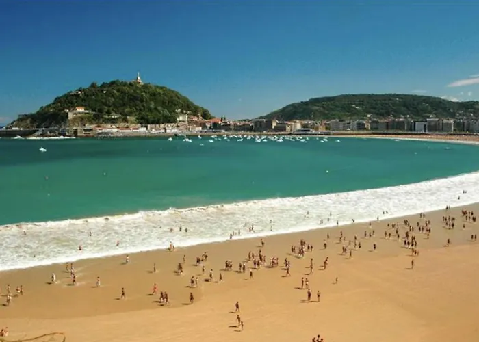 Paradise Luxurious Flat, Free Parking, 3 Double Rooms, Terrace, Jacuzzi, Fully Renovated