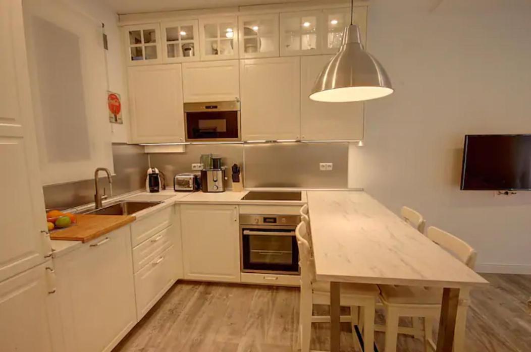 Modern In Romantic Quarter Apartment