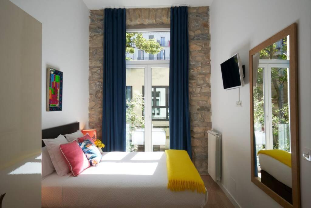 Unique And Stylish Apt In The Heart By Santiago Withac Saint-Sébastien