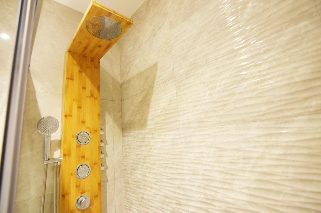 Paradise Luxurious Flat, Free Parking, 3 Double Rooms, Terrace, Jacuzzi, Fully Renovated *
