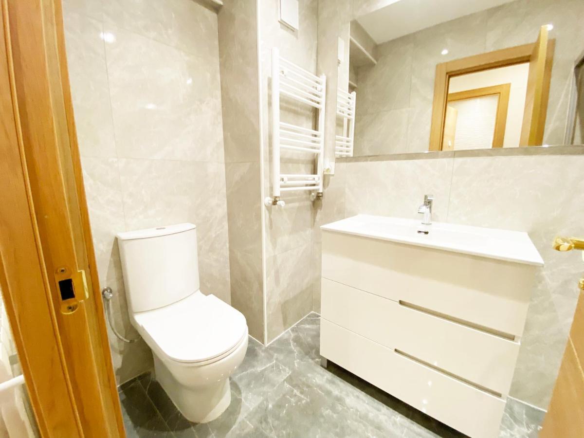 Paradise Luxurious Flat, Free Parking, 3 Double Rooms, Terrace, Jacuzzi, Fully Renovated Apartment San Sebastián