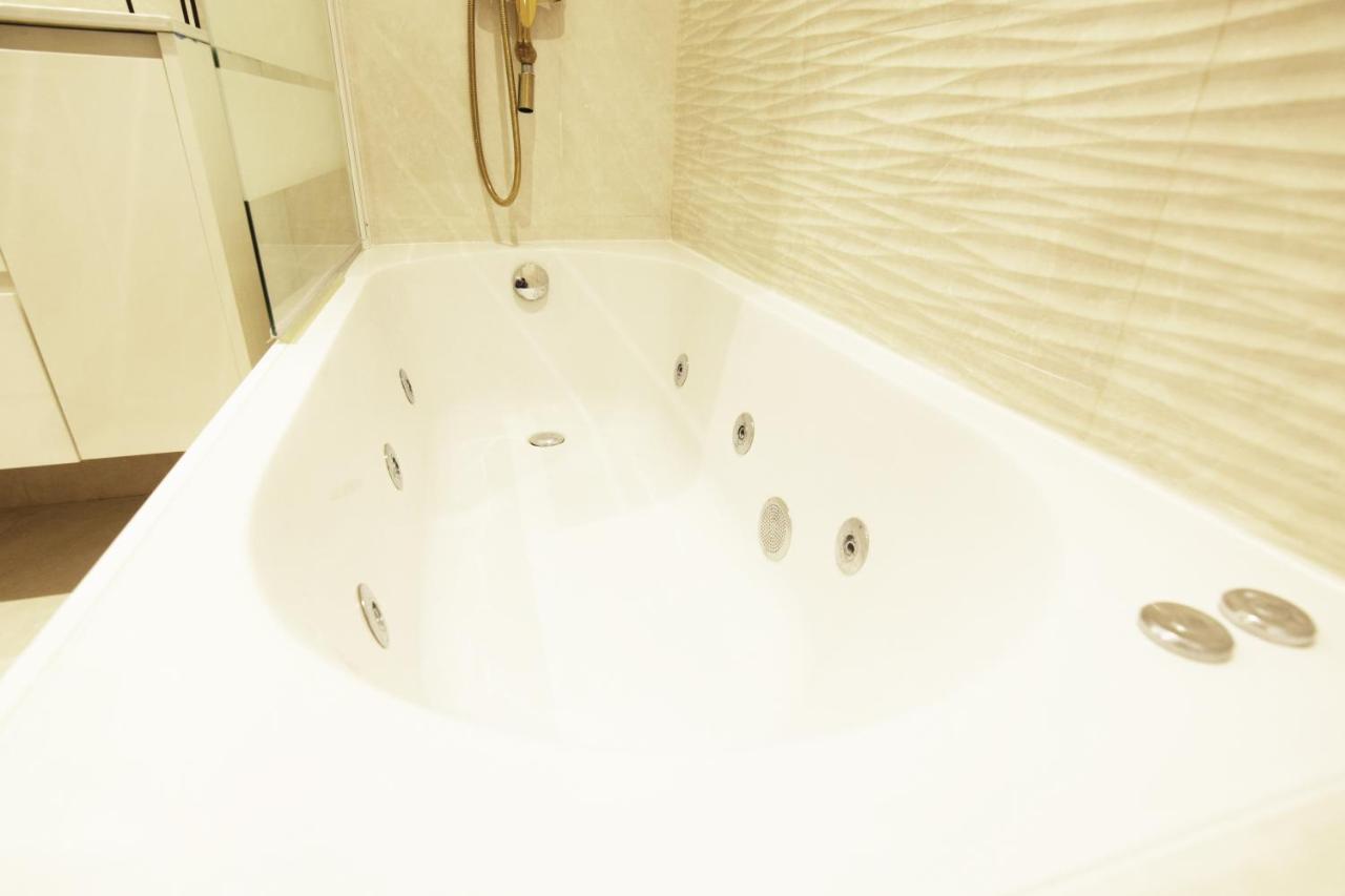 Paradise Luxurious Flat, Free Parking, 3 Double Rooms, Terrace, Jacuzzi, Fully Renovated *