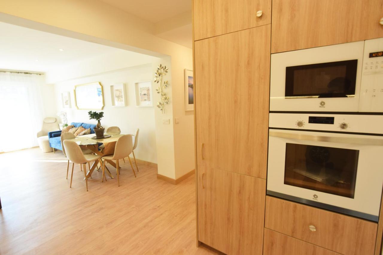 Paradise Luxurious Flat, Free Parking, 3 Double Rooms, Terrace, Jacuzzi, Fully Renovated