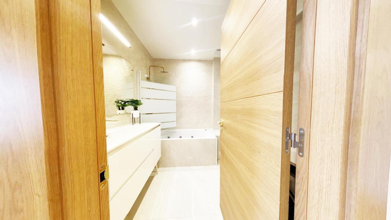 Paradise Luxurious Flat, Free Parking, 3 Double Rooms, Terrace, Jacuzzi, Fully Renovated *