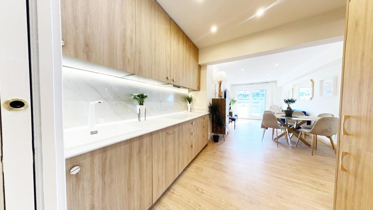 Paradise Luxurious Flat, Free Parking, 3 Double Rooms, Terrace, Jacuzzi, Fully Renovated Apartment
