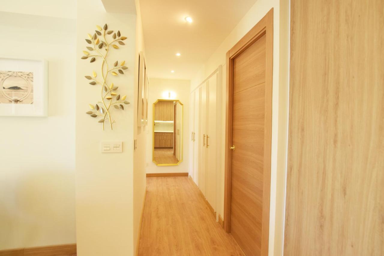 Paradise Luxurious Flat, Free Parking, 3 Double Rooms, Terrace, Jacuzzi, Fully Renovated Apartment