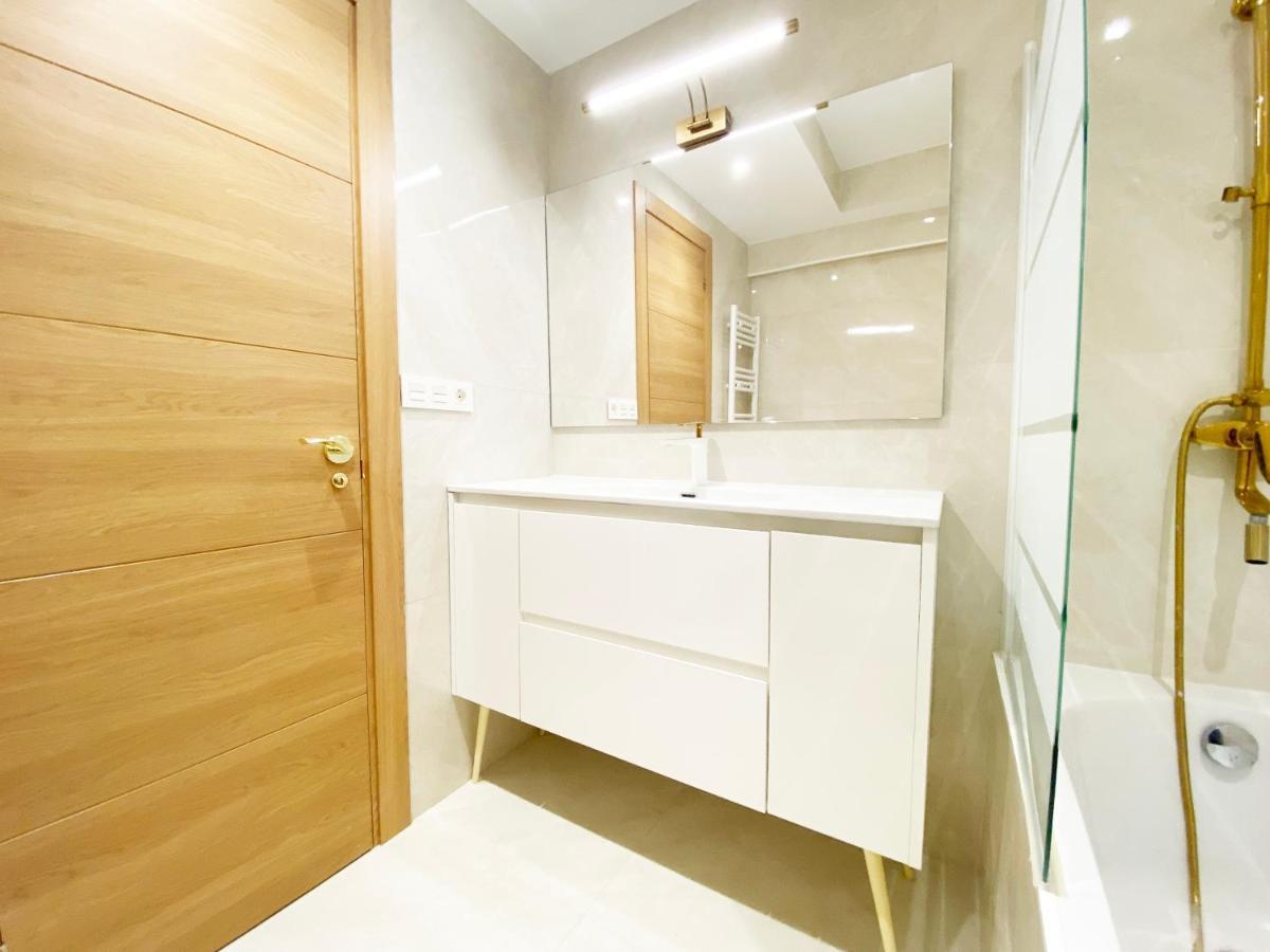 Paradise Luxurious Flat, Free Parking, 3 Double Rooms, Terrace, Jacuzzi, Fully Renovated Apartment
