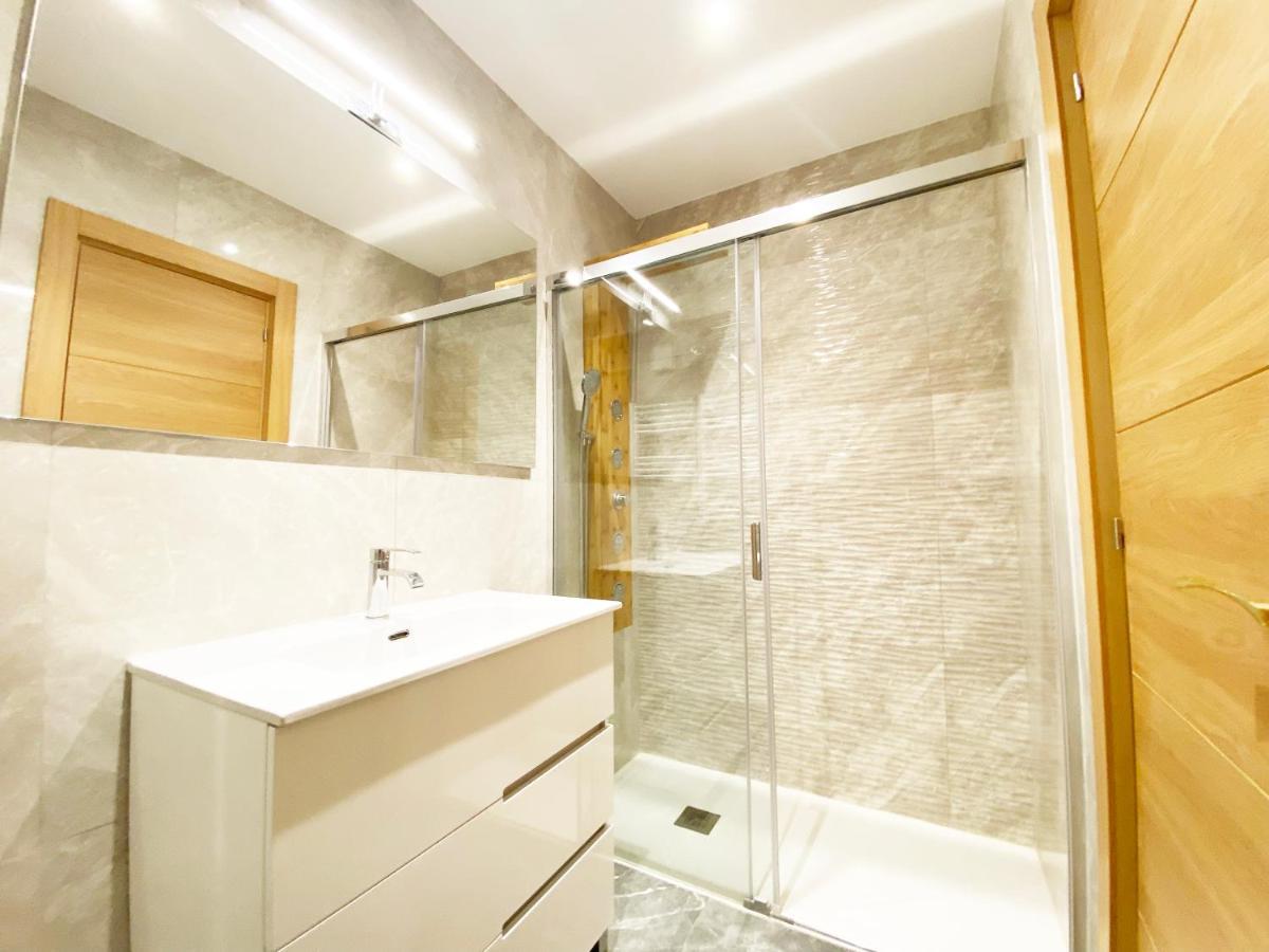 Paradise Luxurious Flat, Free Parking, 3 Double Rooms, Terrace, Jacuzzi, Fully Renovated Apartment