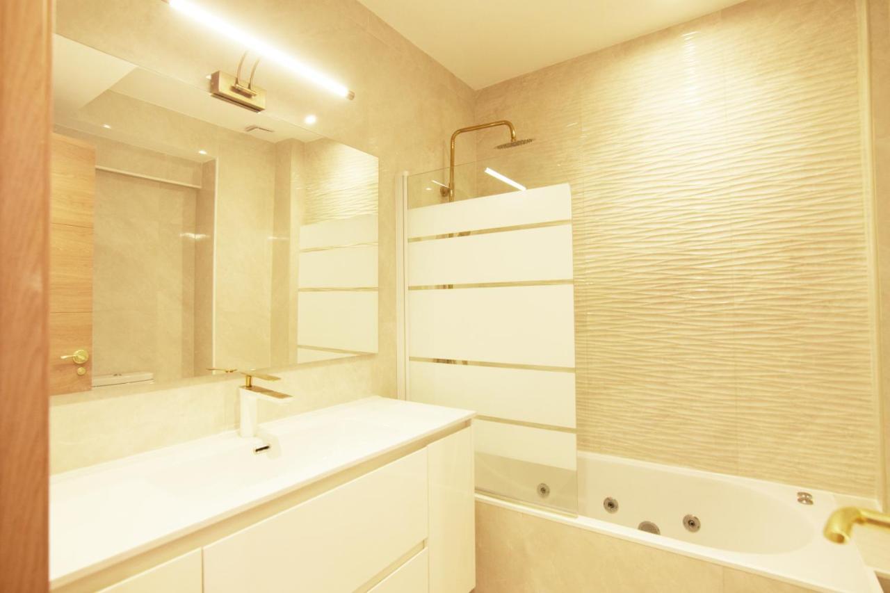 Apartment Paradise Luxurious Flat, Free Parking, 3 Double Rooms, Terrace, Jacuzzi, Fully Renovated *