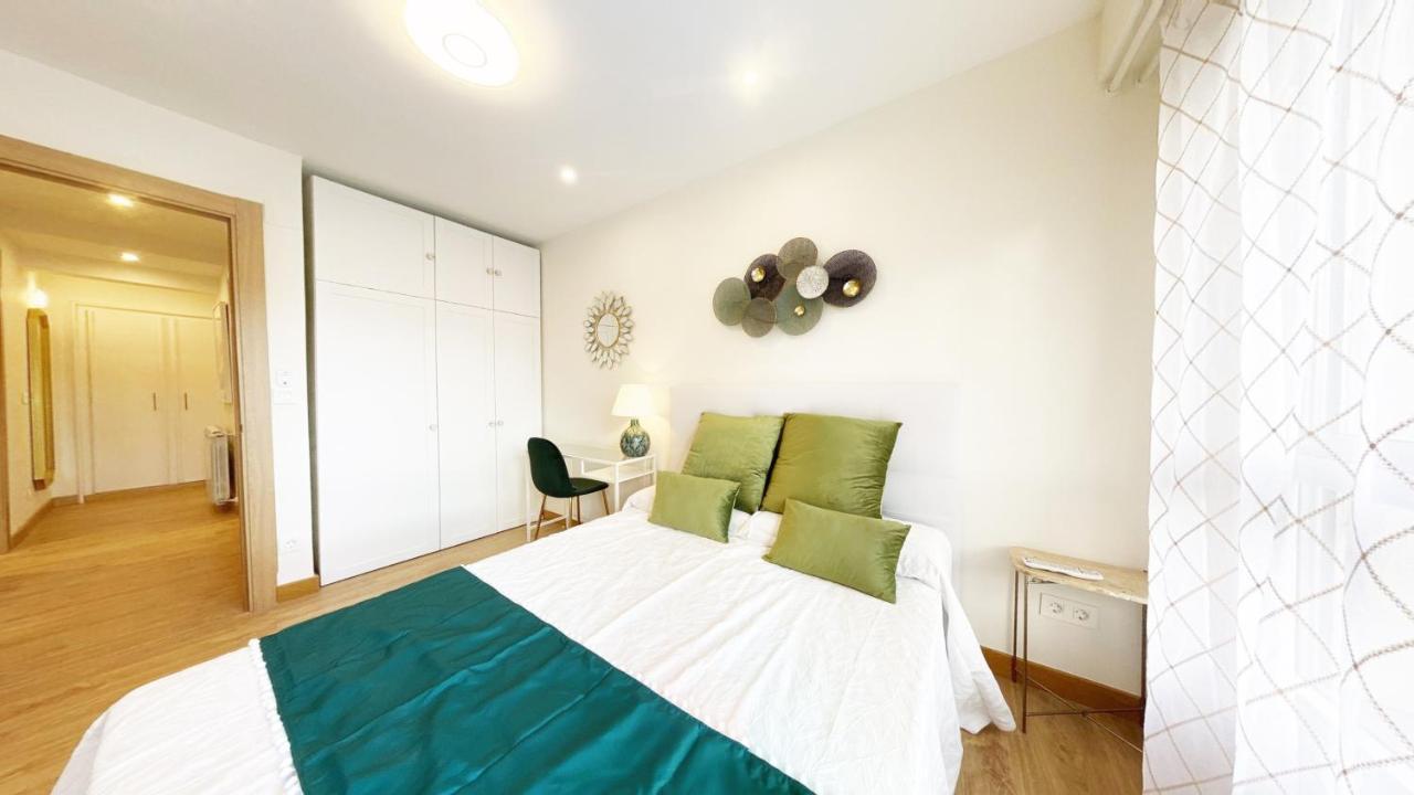 Paradise Luxurious Flat, Free Parking, 3 Double Rooms, Terrace, Jacuzzi, Fully Renovated Apartment *