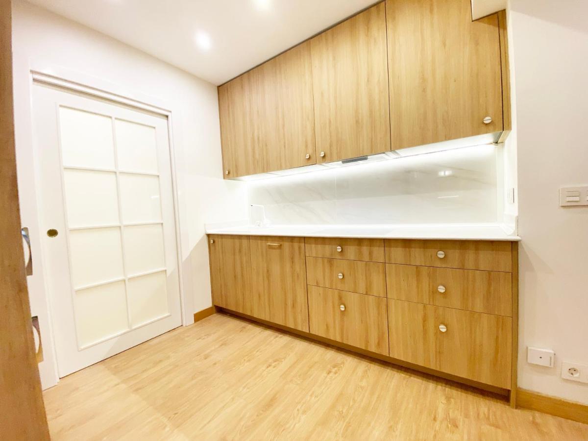 Paradise Luxurious Flat, Free Parking, 3 Double Rooms, Terrace, Jacuzzi, Fully Renovated Apartment *