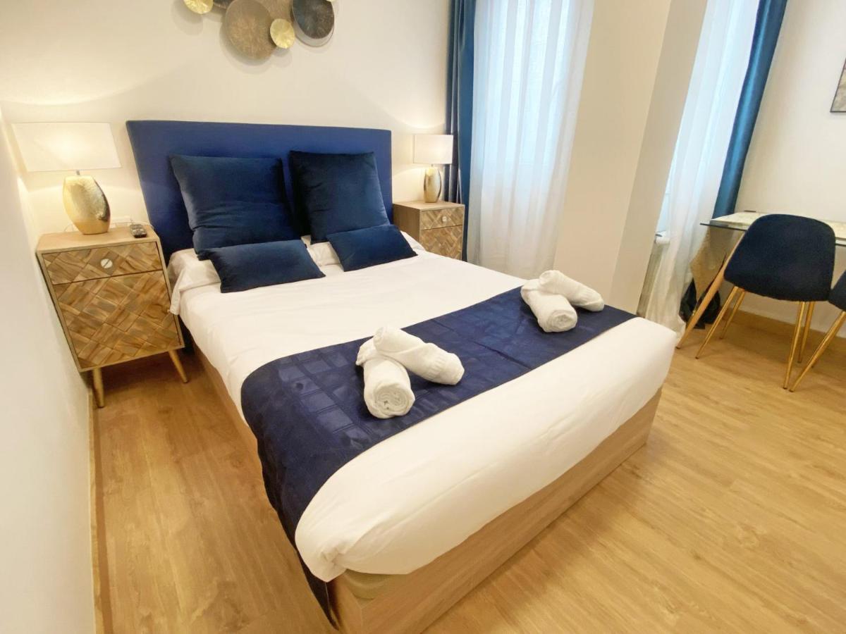 Paradise Luxurious Flat, Free Parking, 3 Double Rooms, Terrace, Jacuzzi, Fully Renovated *