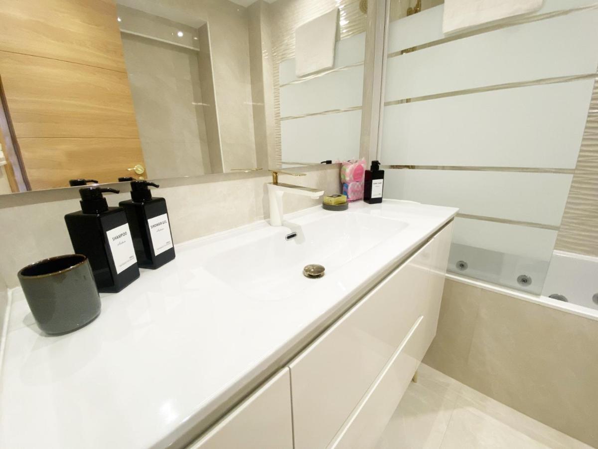 Paradise Luxurious Flat, Free Parking, 3 Double Rooms, Terrace, Jacuzzi, Fully Renovated Apartment *