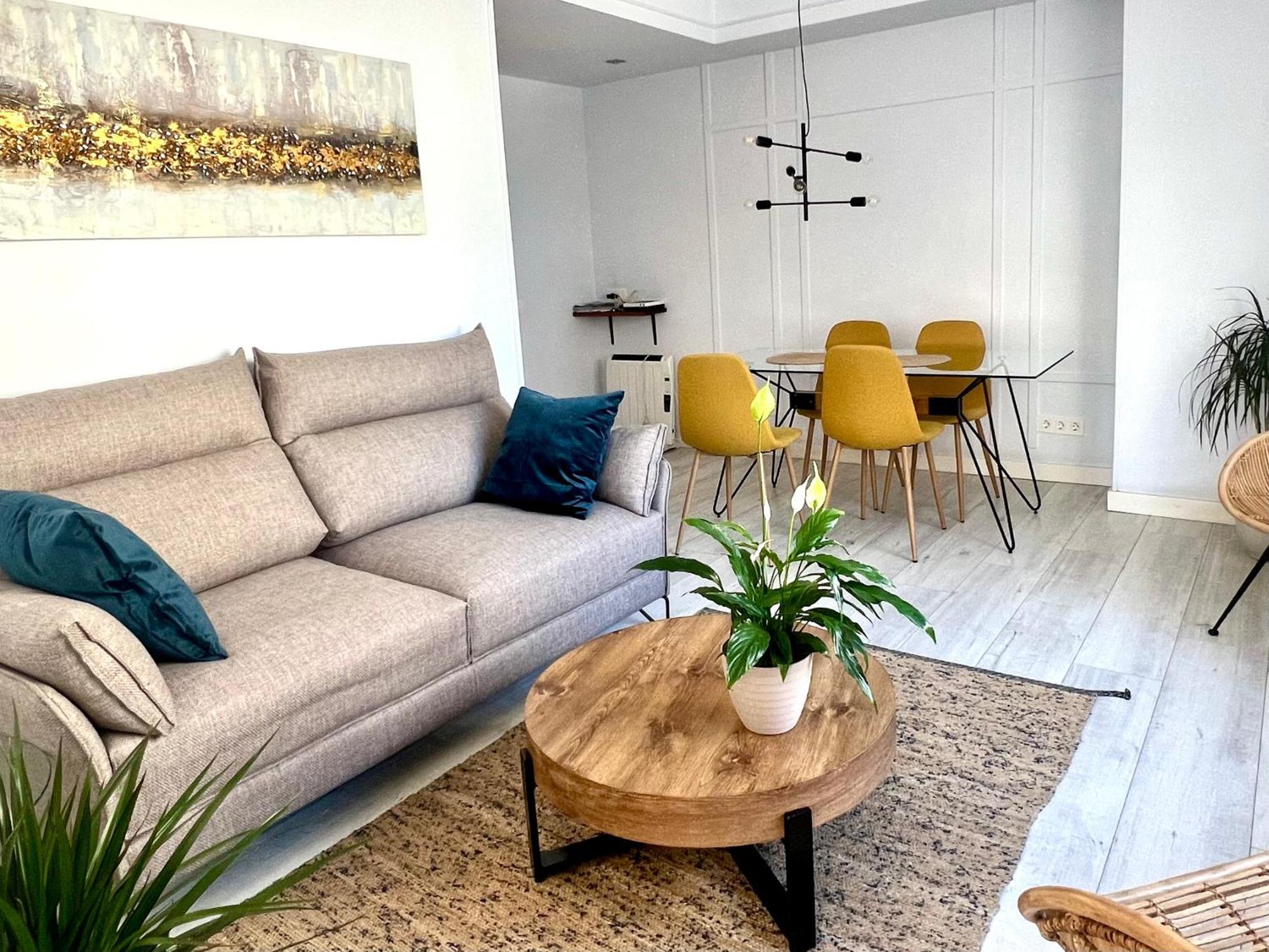 New Gorgeous - Beachfront - 3 Bd Apartment *
