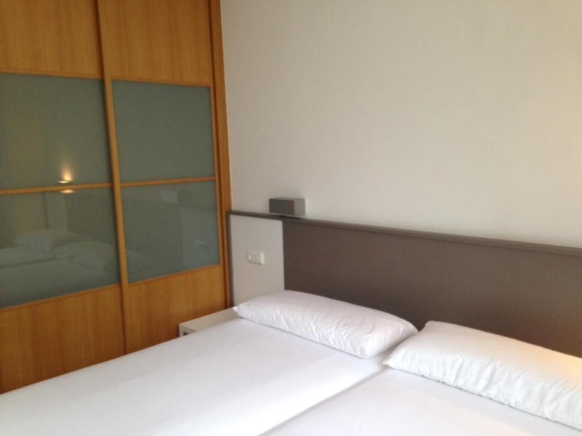 Ulia C - Local Rentss Apartment *