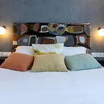 Big 4 Rooms In A Centric Home Parking Included
