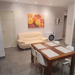 Habitaciones Privadas En Piso Frente A Playa Ondarreta, Bano Compartido