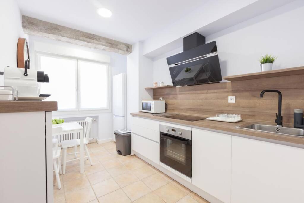 New Gorgeous - Beachfront - 3 Bd Apartment