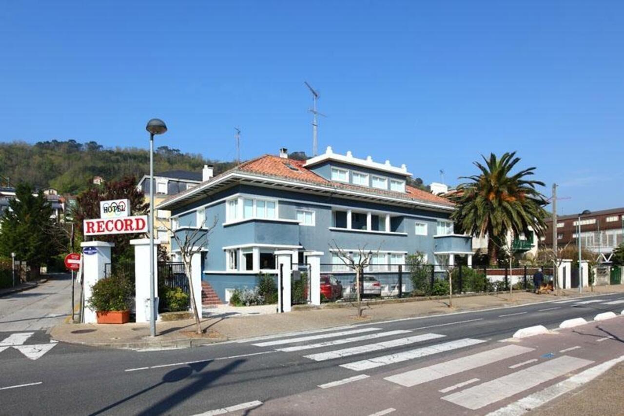 Record Hotel