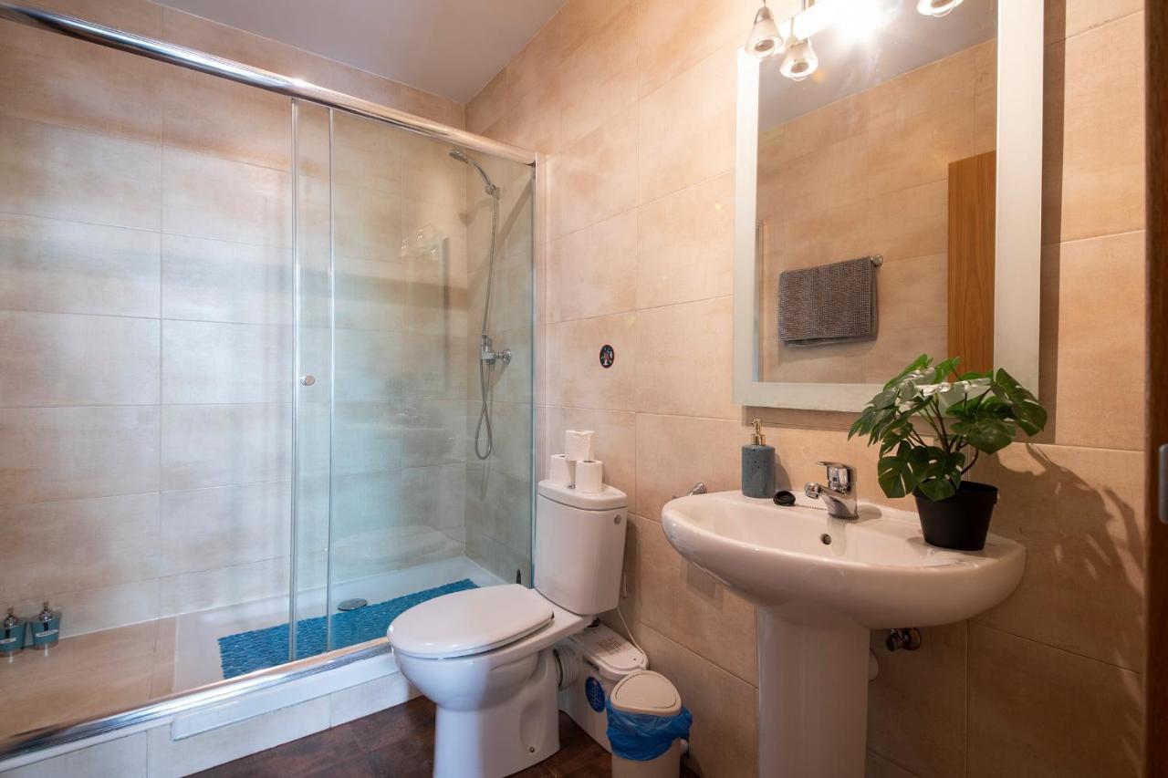 Legazpi, Amplio, Moderno Y Centrico Apartment *