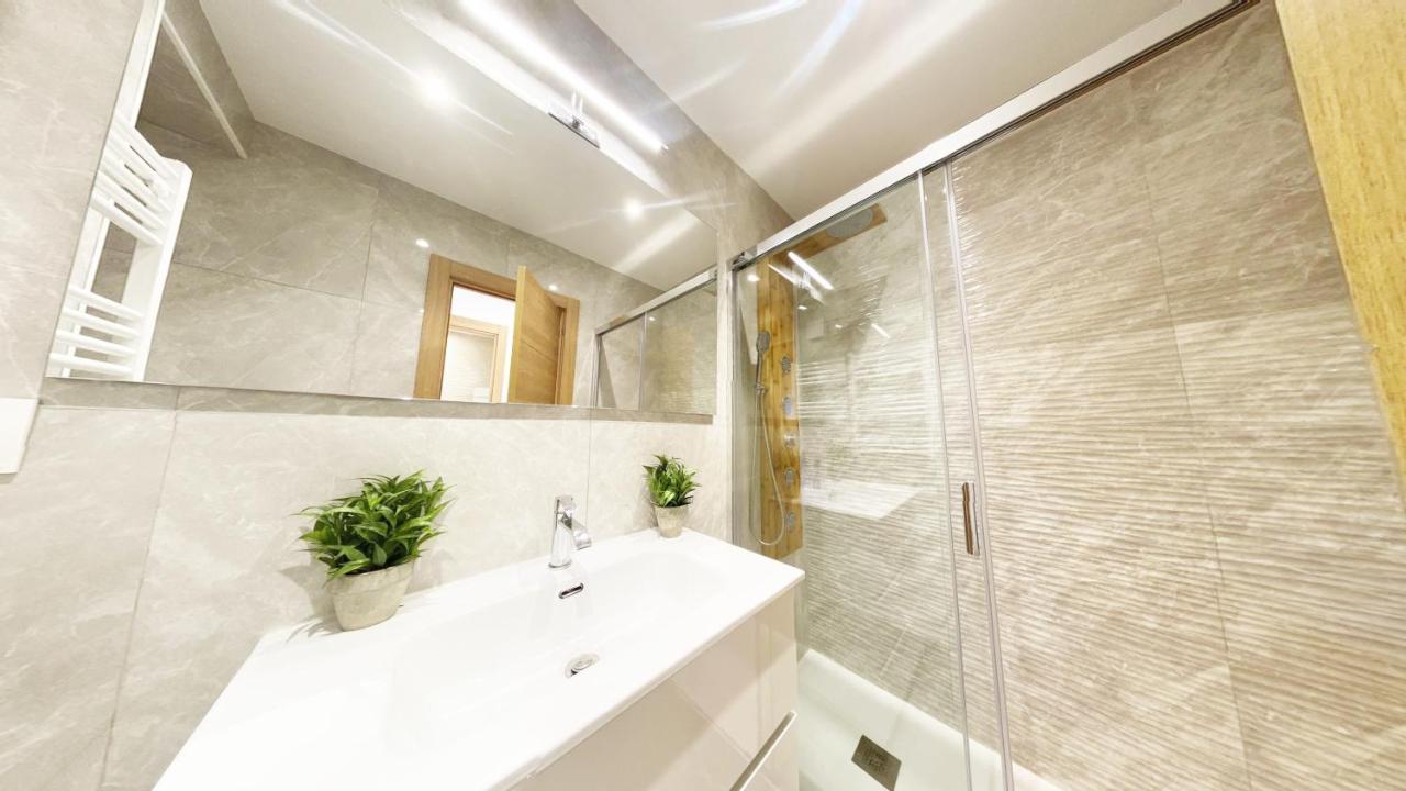 Paradise Luxurious Flat, Free Parking, 3 Double Rooms, Terrace, Jacuzzi, Fully Renovated