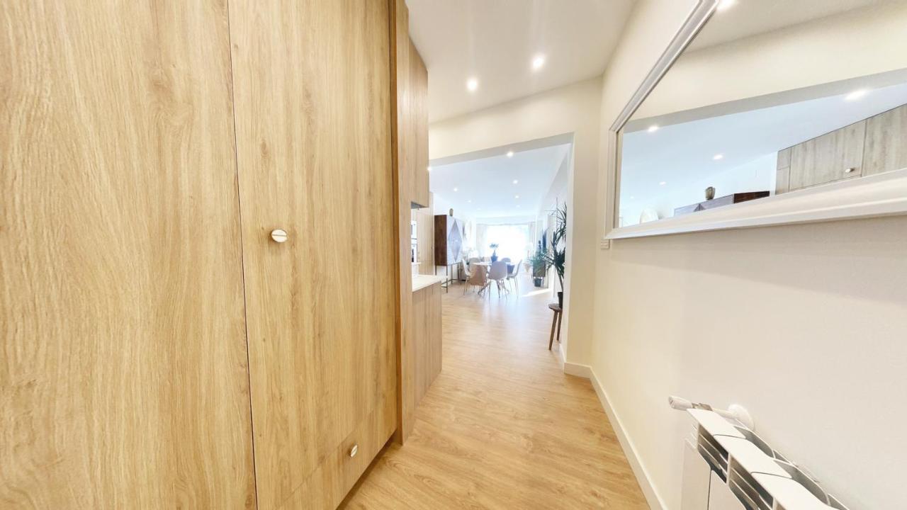 Apartment Miramar Luxurious Flat, 3 Double Rooms, Free Parking, Terrace, Completely New *