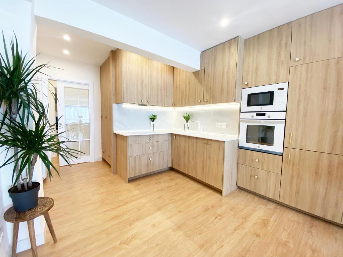 Miramar Luxurious Flat, 3 Double Rooms, Free Parking, Terrace, Completely New Apartment *