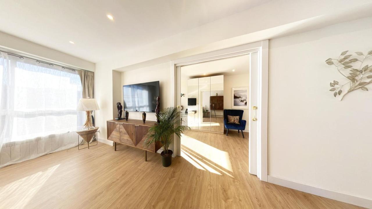 Appartement Miramar Luxurious Flat, 3 Double Rooms, Free Parking, Terrace, Completely New *