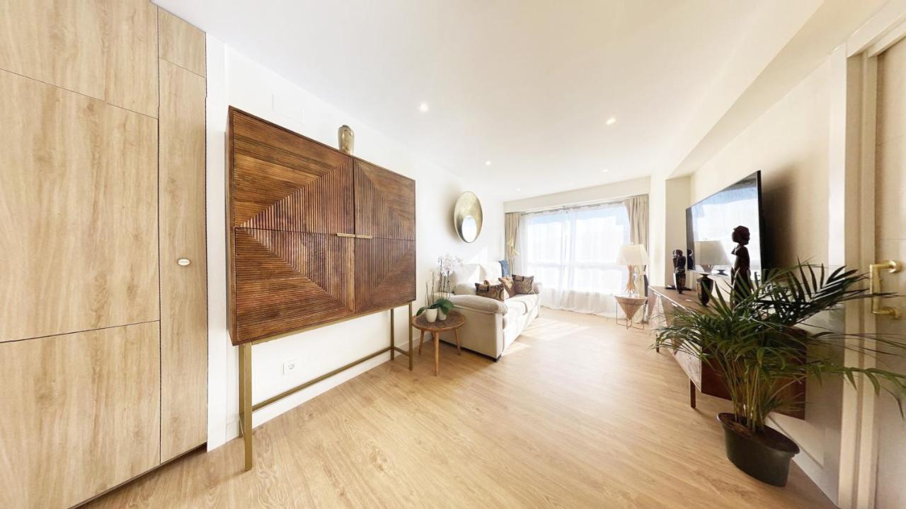 Miramar Luxurious Flat, 3 Double Rooms, Free Parking, Terrace, Completely New *