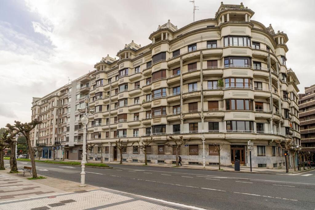 Bright With A/c, Parking Optional Apartment *