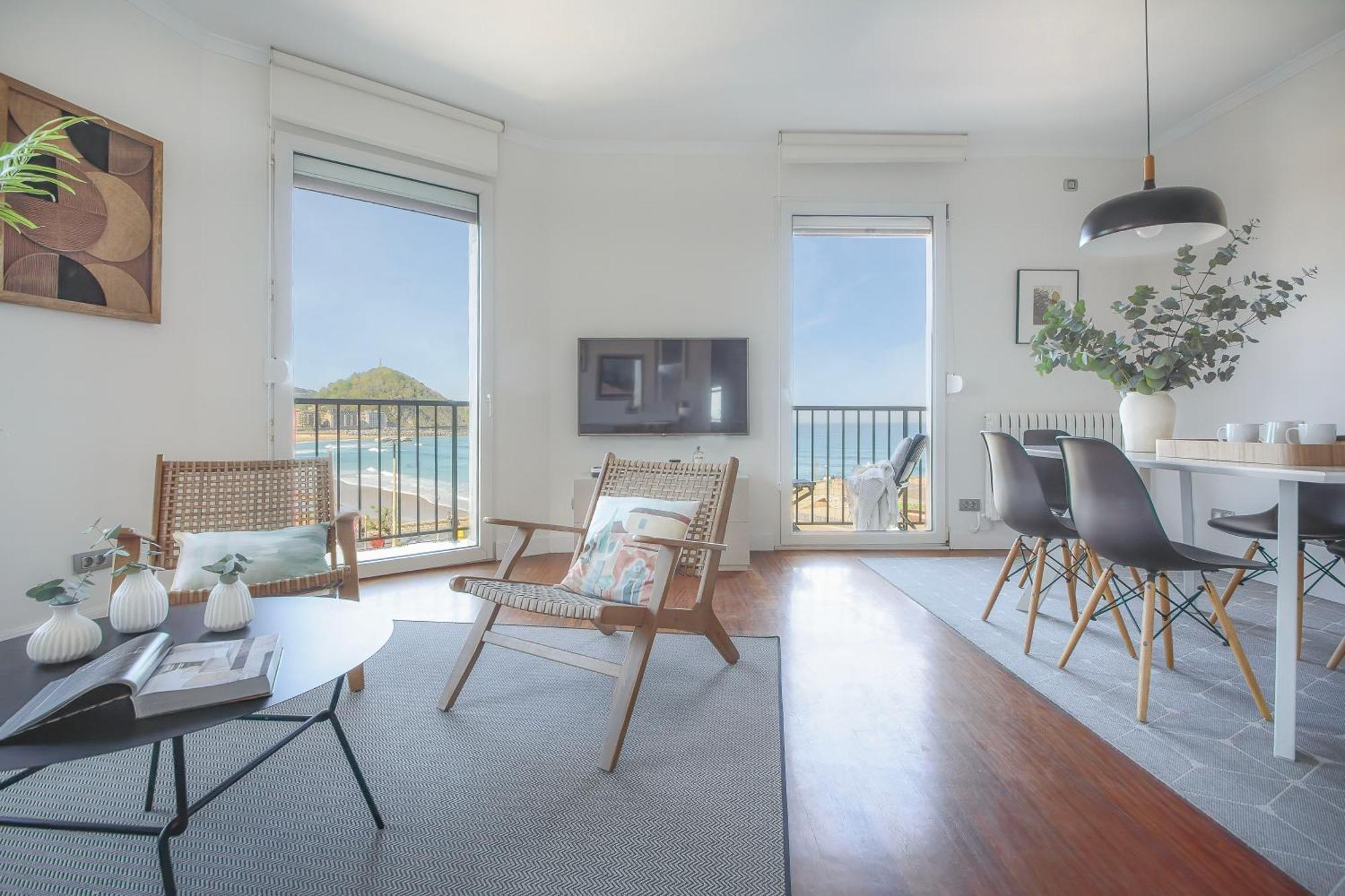 Sea Views From 4 Balconies Walk Score 90 Apartment *