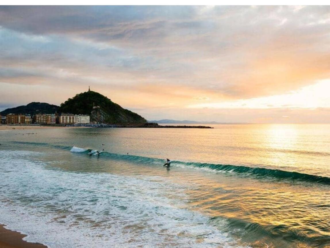 Junto A La Playa De Gros Ess02373 San Sebastián