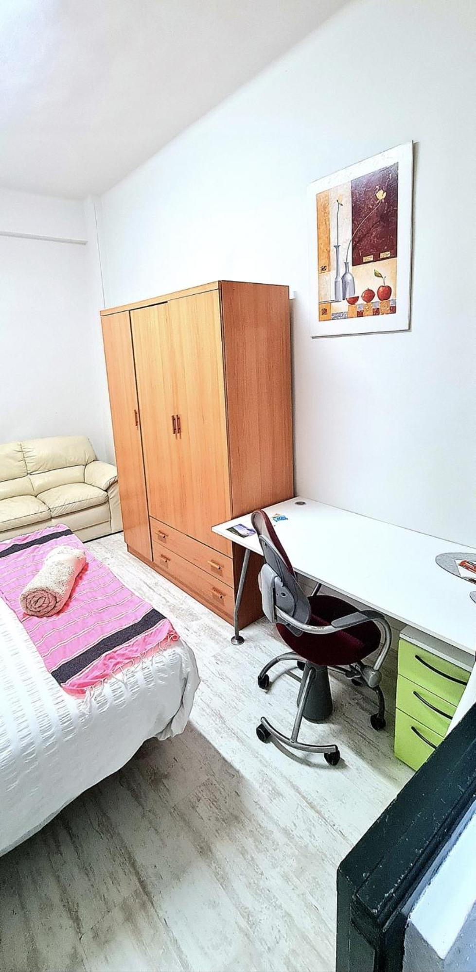 Privadas En Piso Frente A Playa Ondarreta, Bano Compartido * San Sebastian