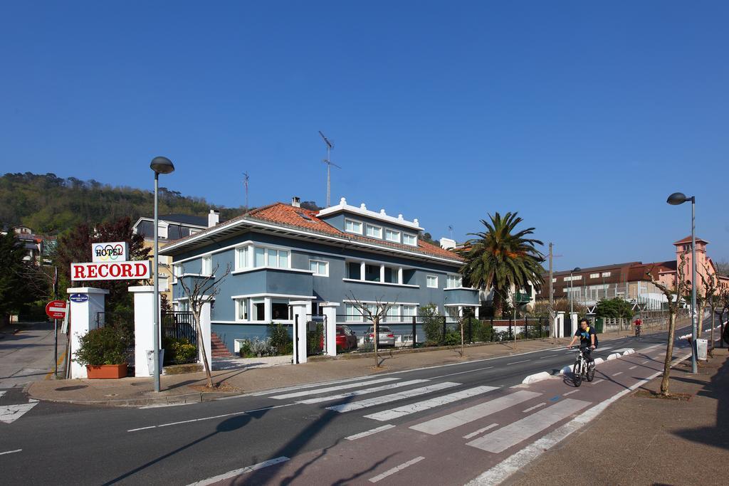 Record Hotel *