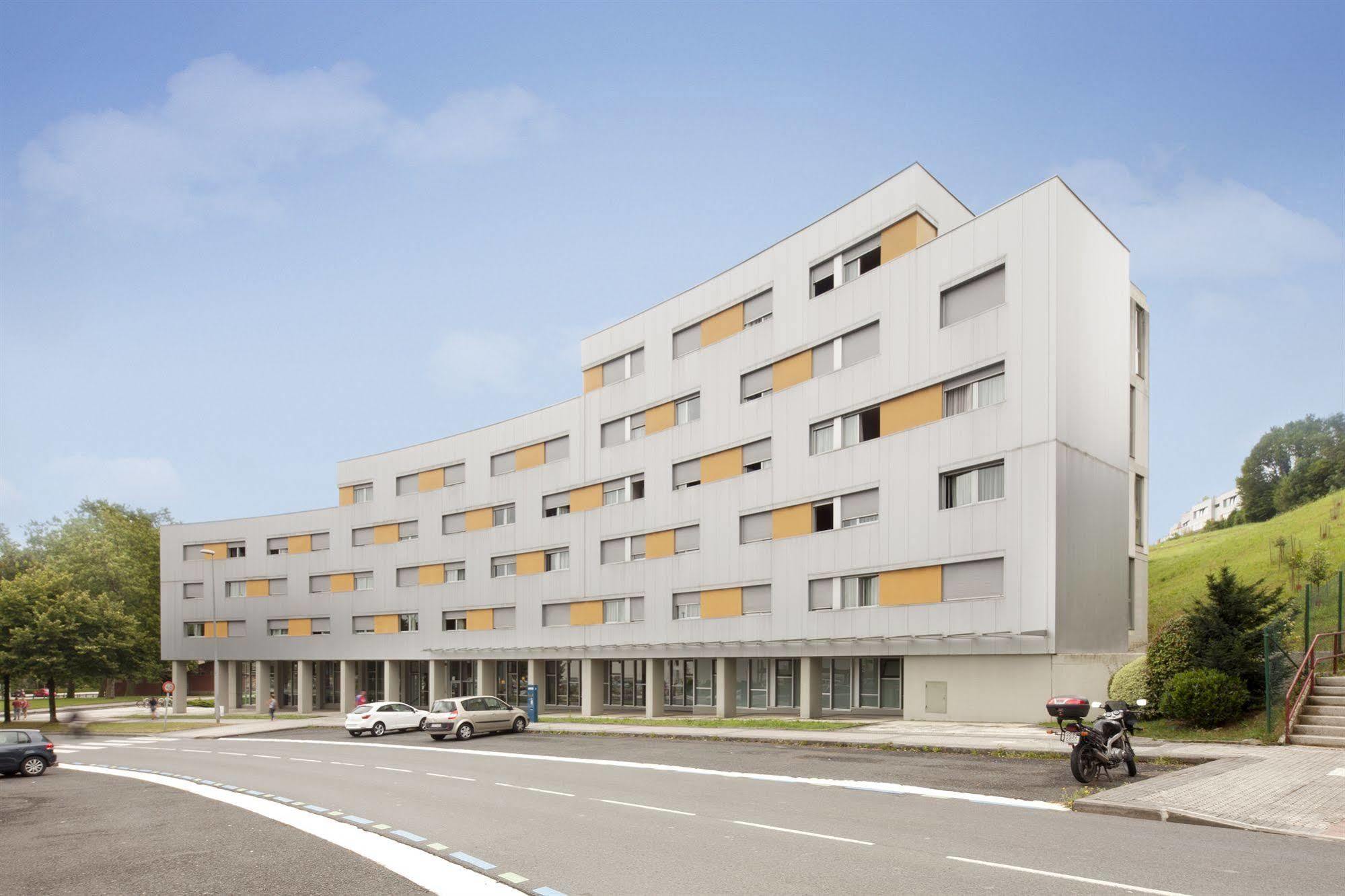 Residencia Universitaria Resa Manuel Agud Querol *