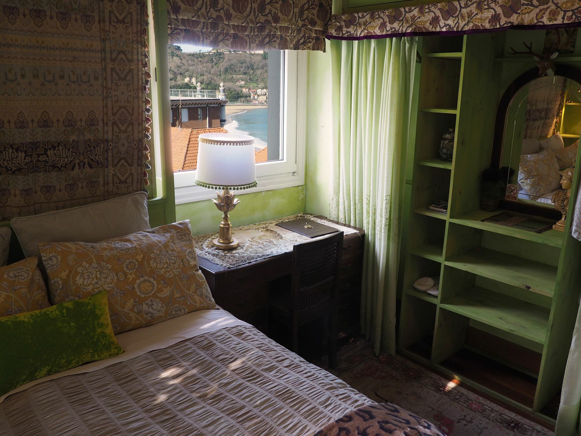 Far Out Homestay *