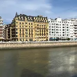 Deluxe Apt-Views To Historic Maria Cristina Hotel