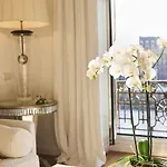 Deluxe Apt-Views To Historic Maria Cristina Hotel