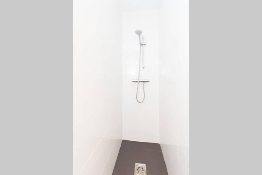 Apartment Luminosa Y Con Terraza: Playa Surf Cine Ess01935 *
