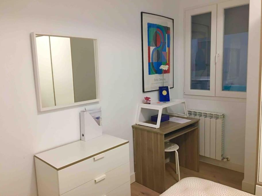 Apartment Luminosa Y Con Terraza: Playa Surf Cine Ess01935 San Sebastian