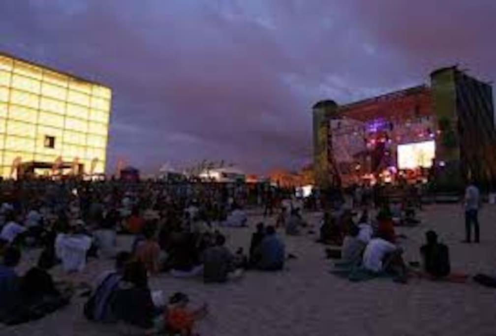 Luminosa Y Con Terraza: Playa Surf Cine Ess01935 San Sebastian