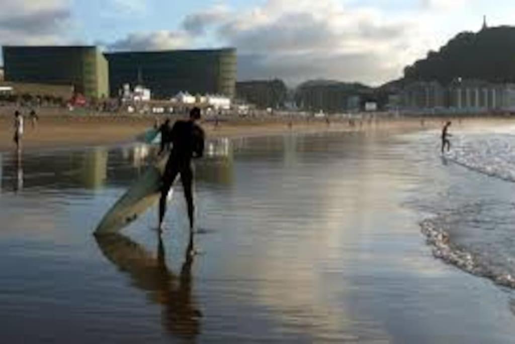 Luminosa Y Con Terraza: Playa Surf Cine Ess01935 San Sebastian