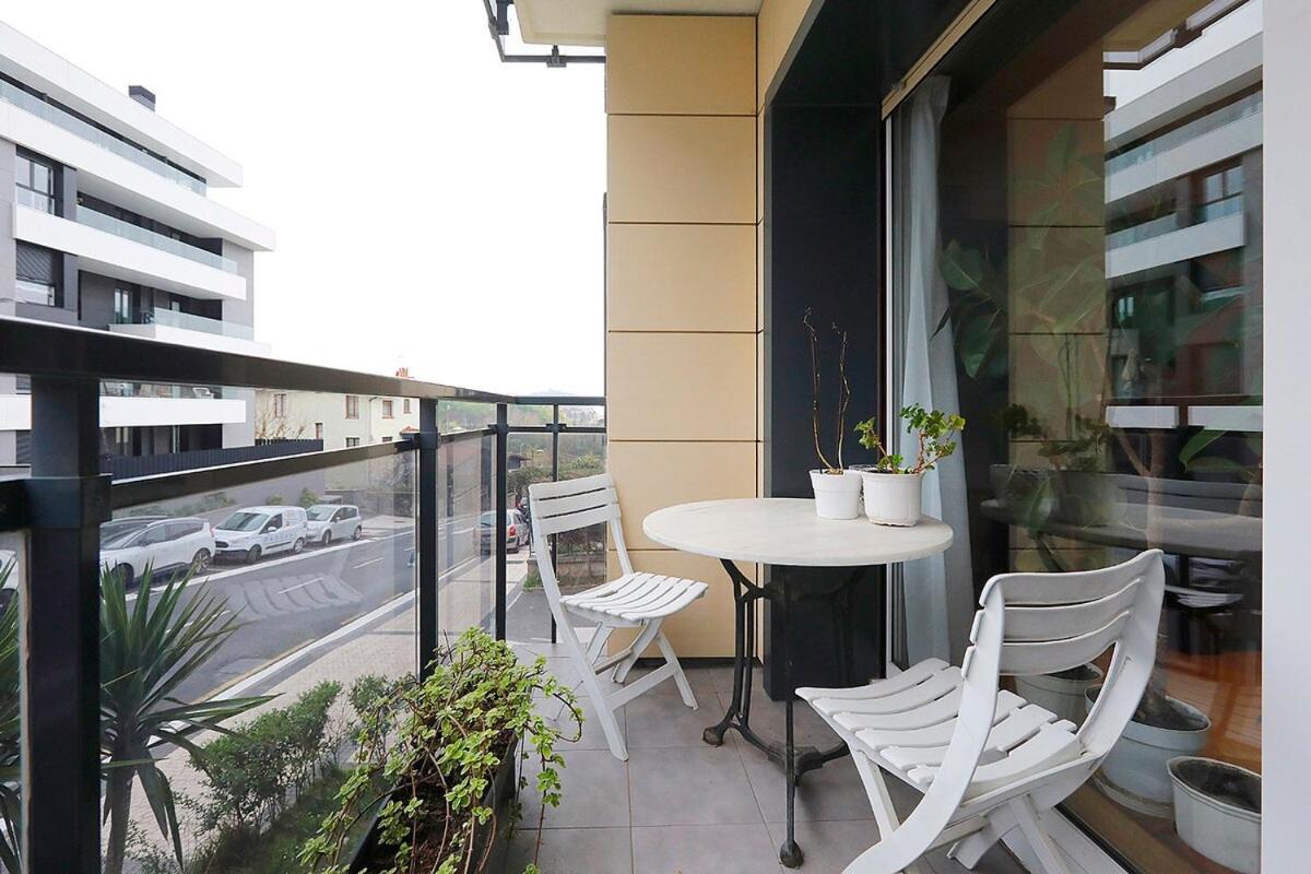 Bright 2 Bedrooms And 2 Bathrooms, Balcony And Views Apartment